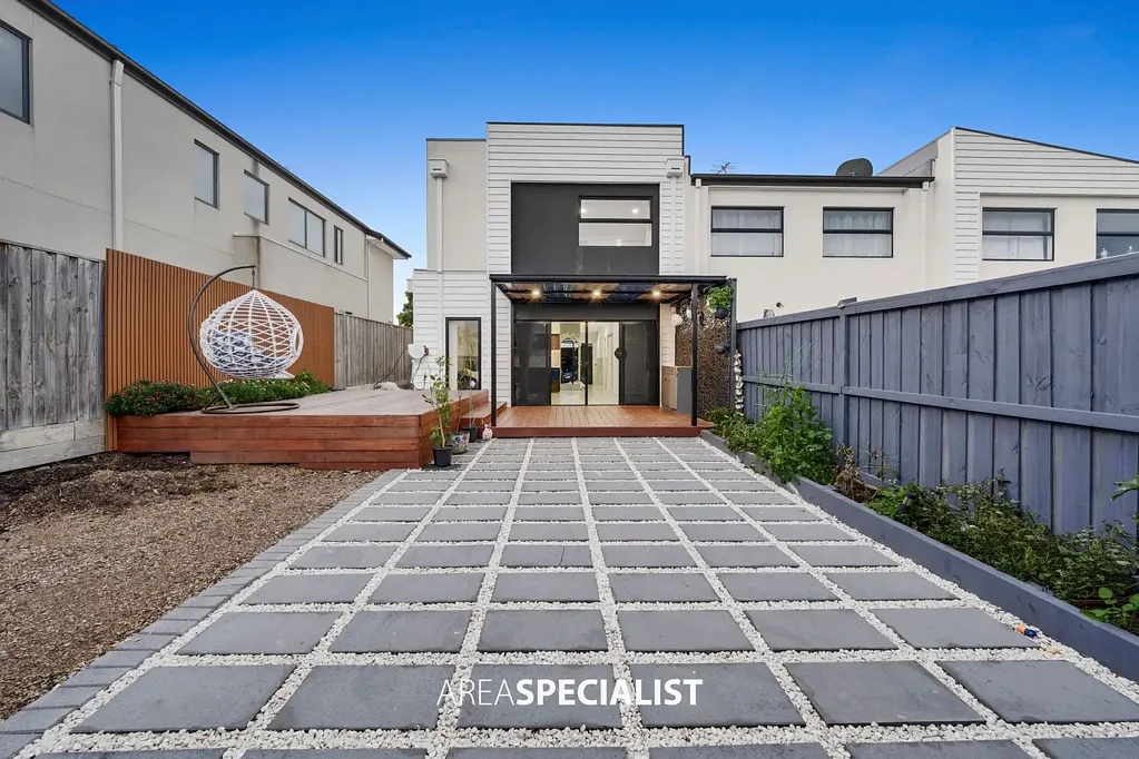 Clyde North 4Phòng ngủ Stylish Family Living in Prestigious CIRCA Estate | Modern Double-Storey Home with Balcony