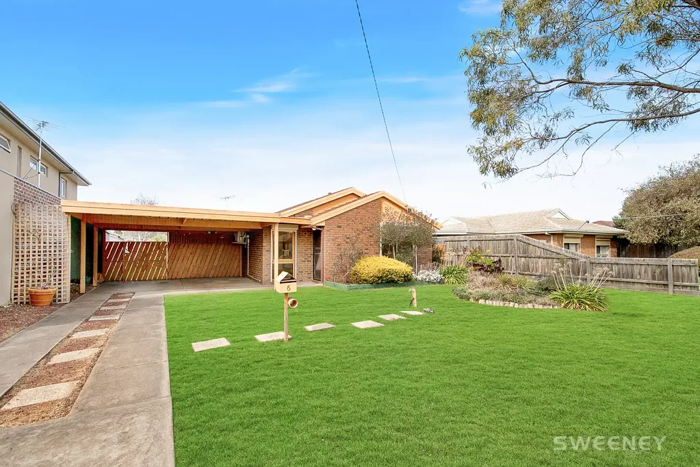 Stylish three bedroom residence in quiet court location