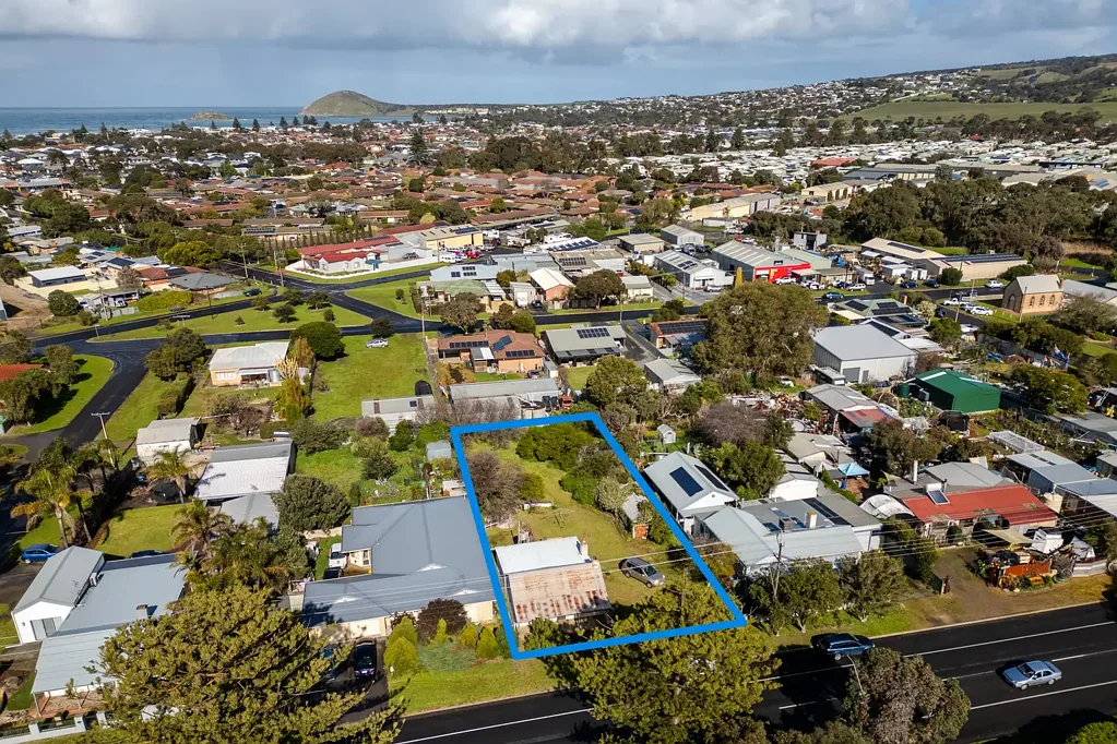 Victor Harbor 2房  1890's cottage on 1,011m².  Selling at Land Value!