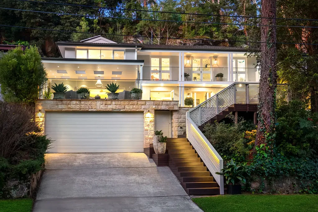 Pymble 5房 宁静绿谷私邸 北向景观绝佳 双层阳光满溢 精选石材厨艺 多处户外空间 楼层木地板铺陈 四卧带景主卧 公校学区便捷 周边交通畅达 Contemporary family sanctuary in a serene cul-de-sac