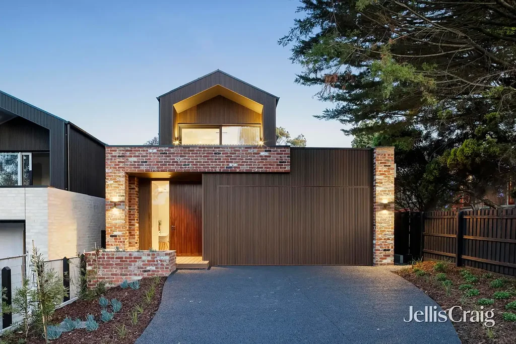 Research 4房 全电高性能住宅 智能环保设计 阿布雷橡木地板 高挑天花板 大面积玻璃 悬空露台 景观花园 游泳池 鱼利浦电器 双烤箱 户外烧烤区 主卧套房 步入式衣帽间 独立卫浴 地暖 上层三卧 中央浴室 加热瓷砖 阳台景观 高性能门窗 健康通风系统 全屋冷暖系统 天窗遮阳帘 6.6kW太阳能 iStore热水器 水箱灌溉 池泉加热 毛地毯 瑞斯洁具 双车库 内部通道 花园棚屋 A Future-Focused Architectural Residence