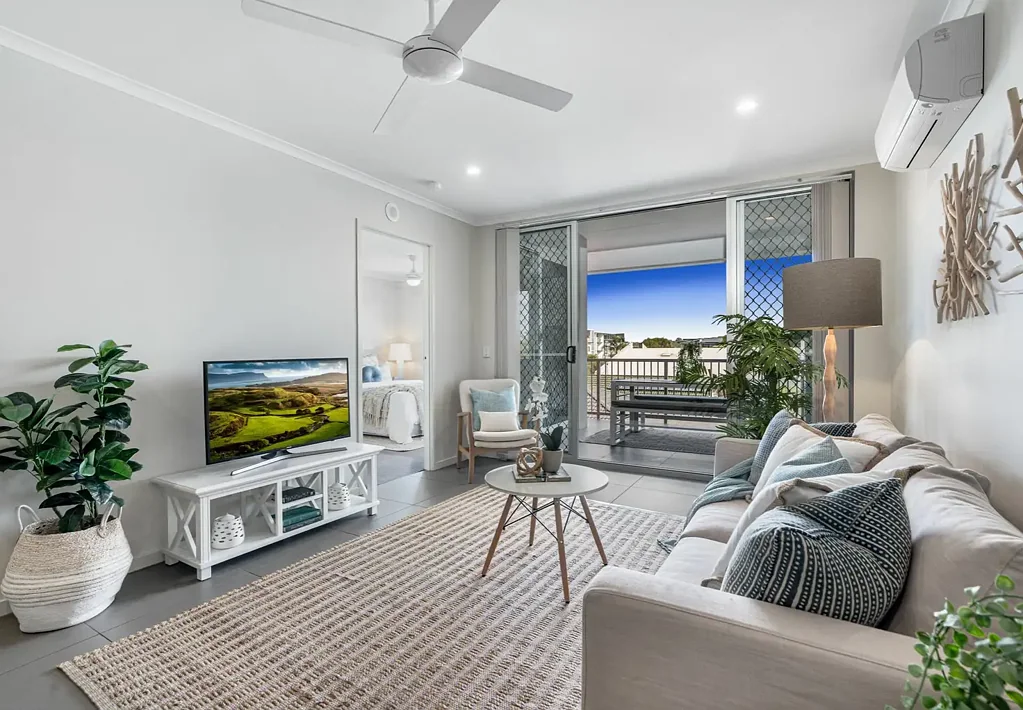 Fresh, Modern & Top Floor Apartment Living!