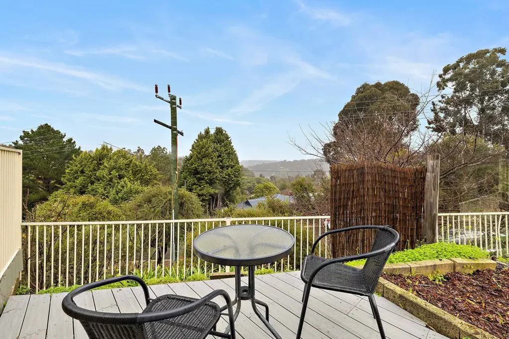Roleystone 4 Bedroom Stunning Home with Valley Views