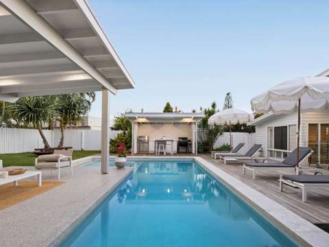 Burleigh Waters 5 Bedroom COASTAL HIDEAWAY... A PLACE TO CALL HOME