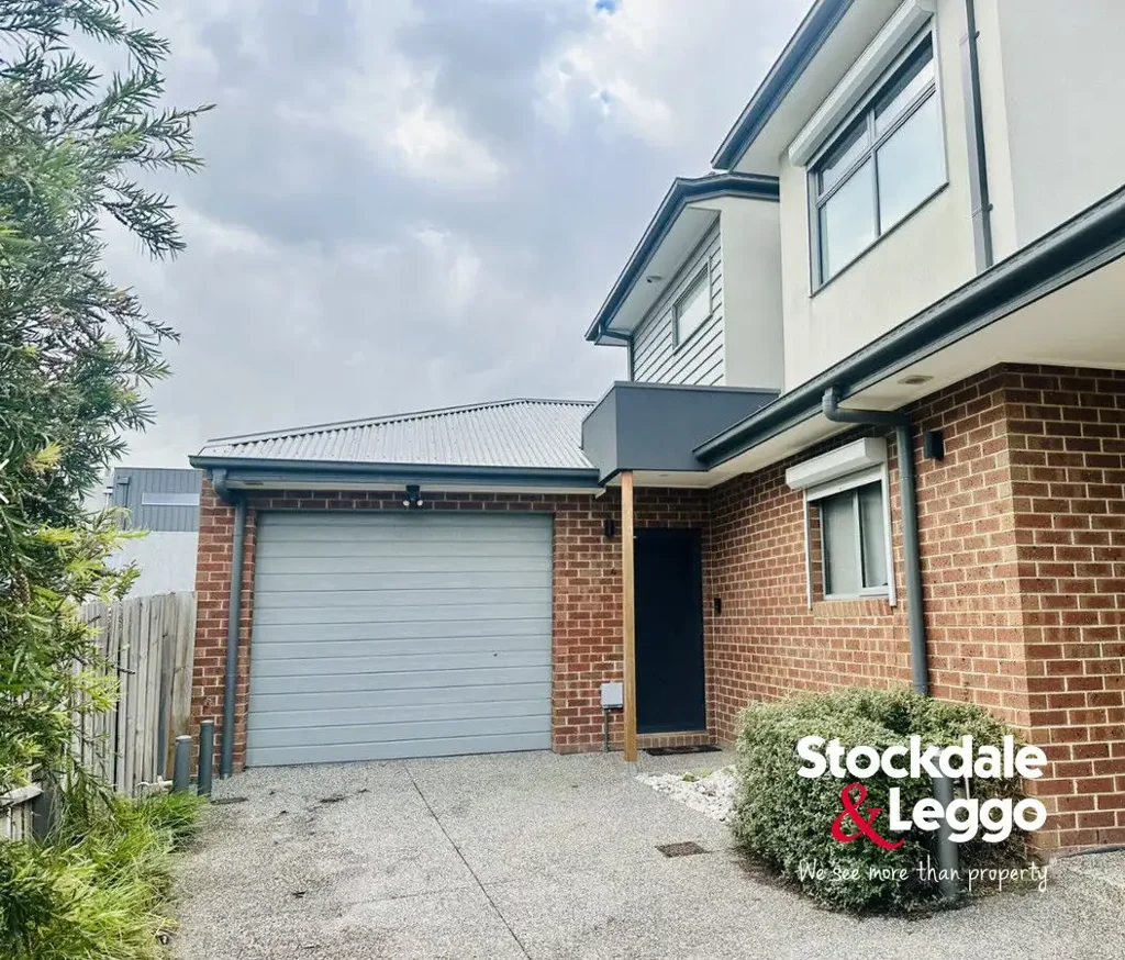 Stylish & Spacious 2 Bedroom Townhouse in Prime Oak Park Location