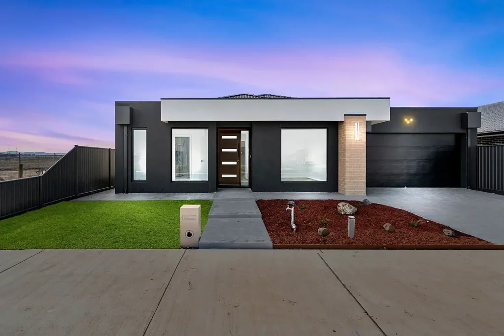 Lara 4Moenga Contemporary Family Living in the Sought-After Lara Lakes Estate