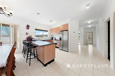 Iba Pa - 2 Studley Park Way, Caroline Springs, VIC 3023