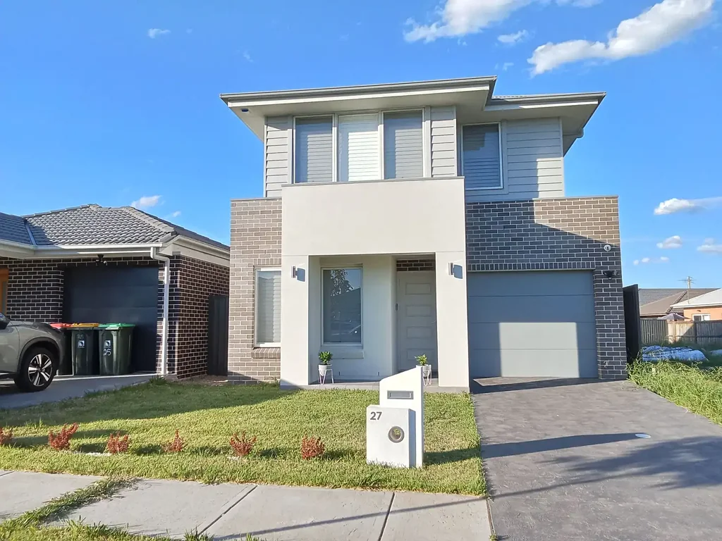 Luxurious Solar-Powered Family Living in Cobbitty