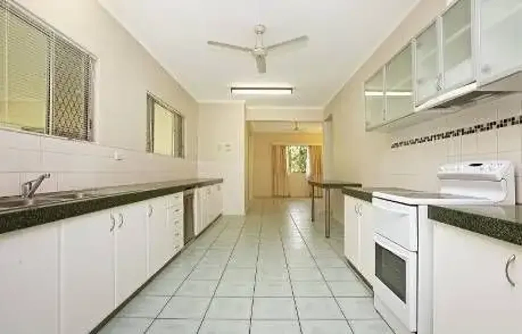 Spacious Home Close to Charles Darwin University!