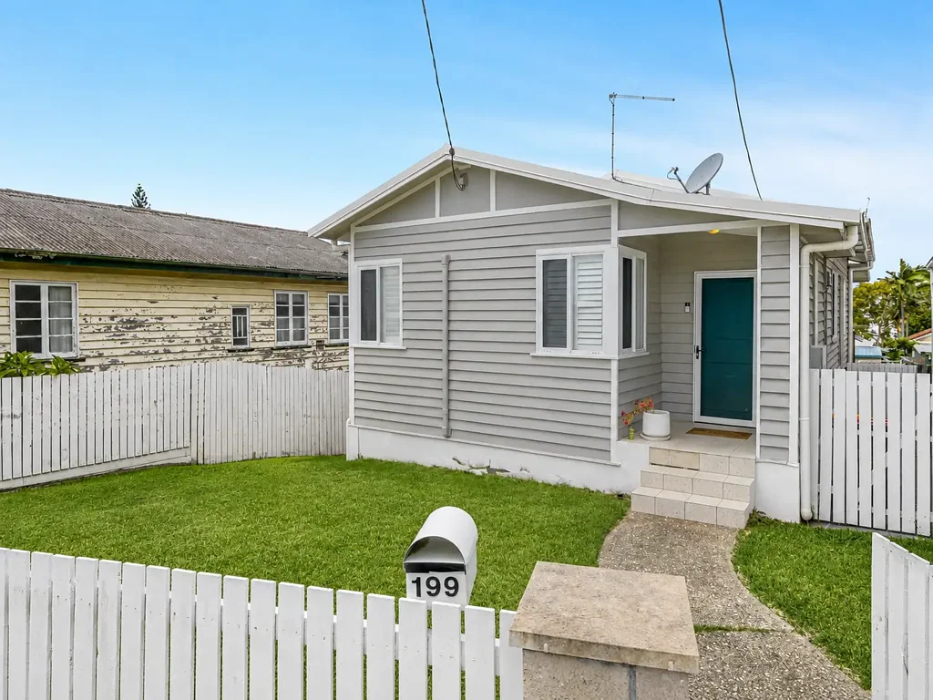 Brighton 2房 升级厨房木纹柜 蓝绿挡水板 电磁炉不锈钢 现代浴室步入式淋浴 露台招待空间 全围栏后院 易维护随时入住 Charming Two-Bedroom Cottage with Modern Updates and Outdoor Entertaining