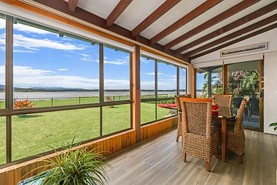 Orient Point 4 Slaapkamer Waterfront location with expansive river views