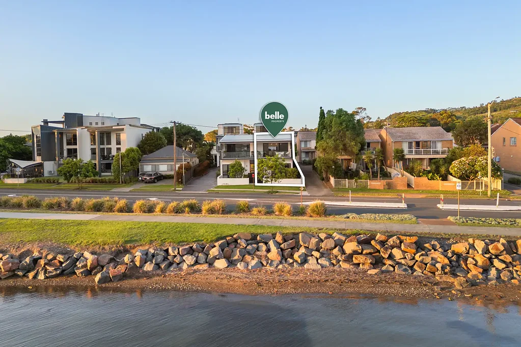 Speers Point 3房  Luxury Townhouse Boasting Lake Views – A Premium Asset for Elite Investors