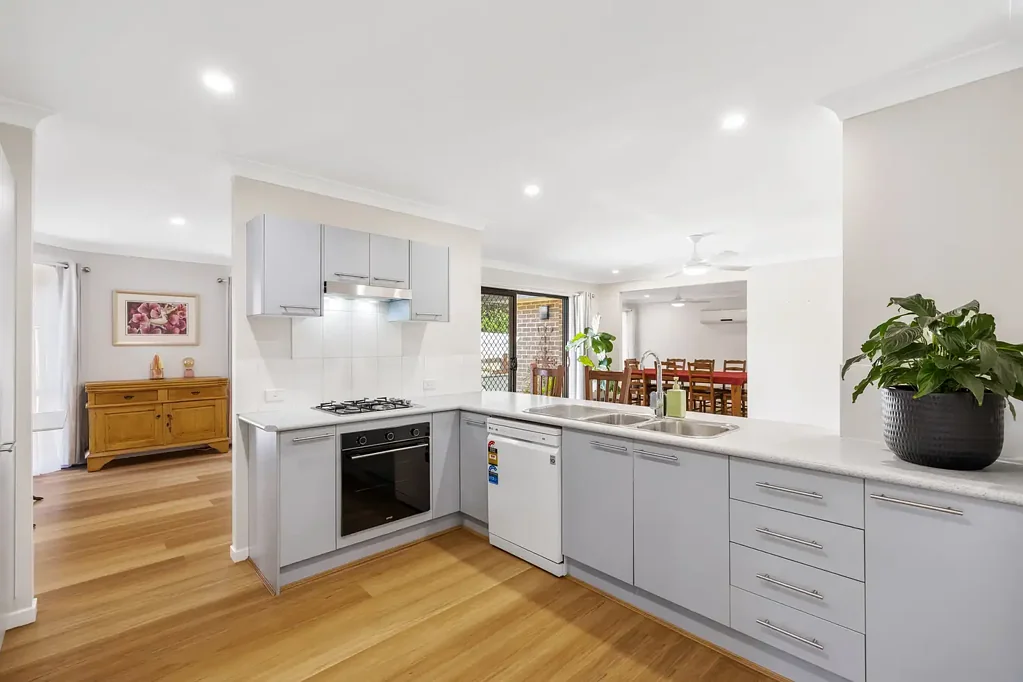 Metford 4房  Immaculate Family Home Bordering Peaceful Reserve