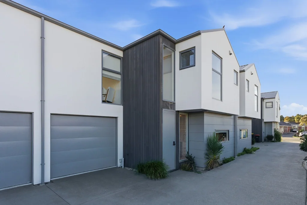 Spacious 3-Bedroom Townhouse Zoned for BHS & GHS