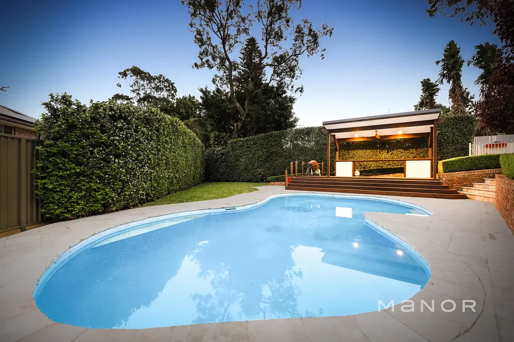 Kings Langley 4Kwarto Architectural Design Meets Resort-Style Living