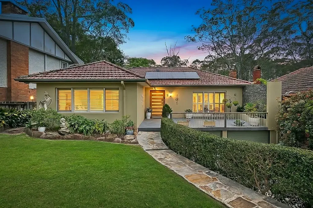 Pennant Hills 4Kwarto Charming Living: Light-filled & Flexible Family Home, 950m to Station, Shops & Schools
