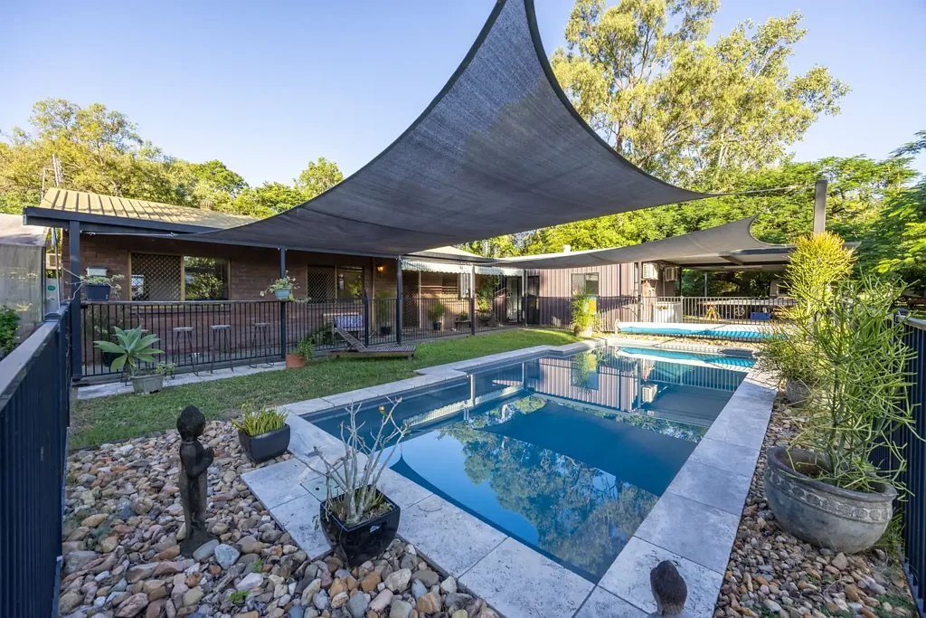 Bluewater 3房  RARE BLUEWATER LIFESTYLE RETREAT WITH DUAL LIVING, POOLSIDE ENTERTAINING & HOMEGROWN ABUNDANCE