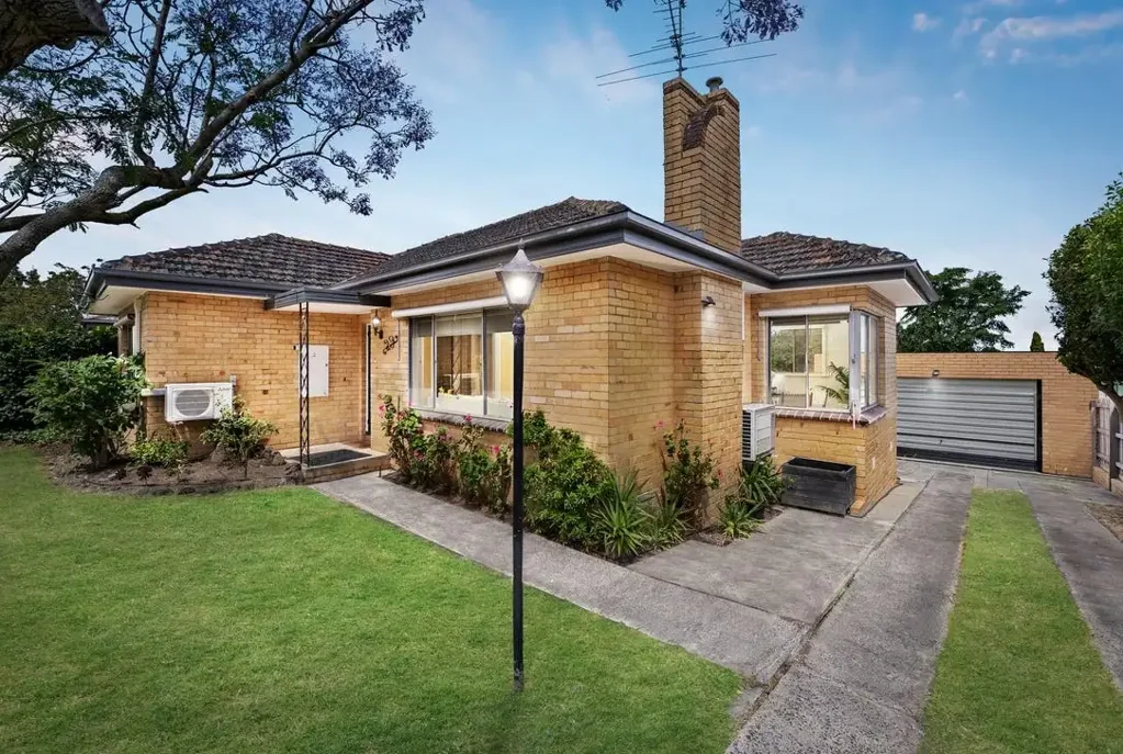 Perfectly Positioned Home in MWSC School Zone