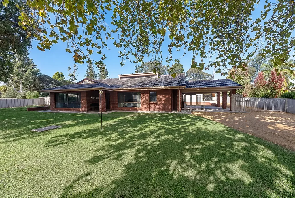 Berri 4 Bedroom Spacious Family Living on 3,905m² with Extensive Shedding & Lifestyle Appeal