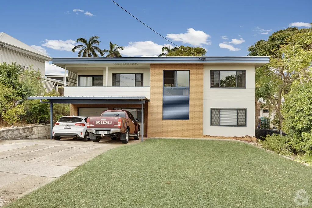 West Gladstone 4कमरा Elevated Family Living with Harbour Views in West Gladstone