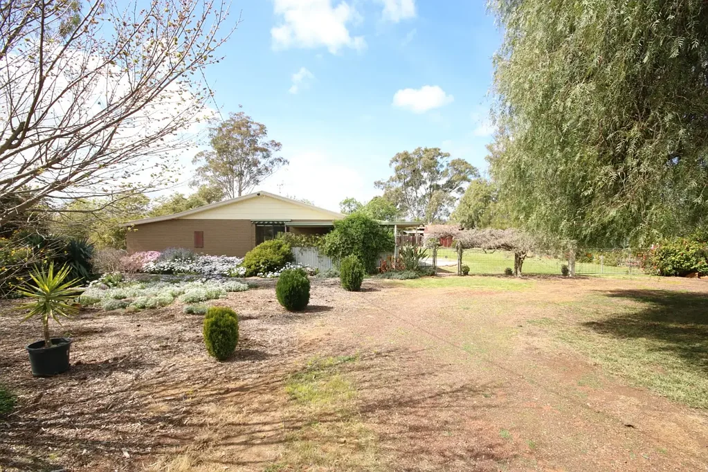 Elmore 2房  ENDLESS POTENTIAL ON HALF AN ACRE IN THE HEART OF ELMORE