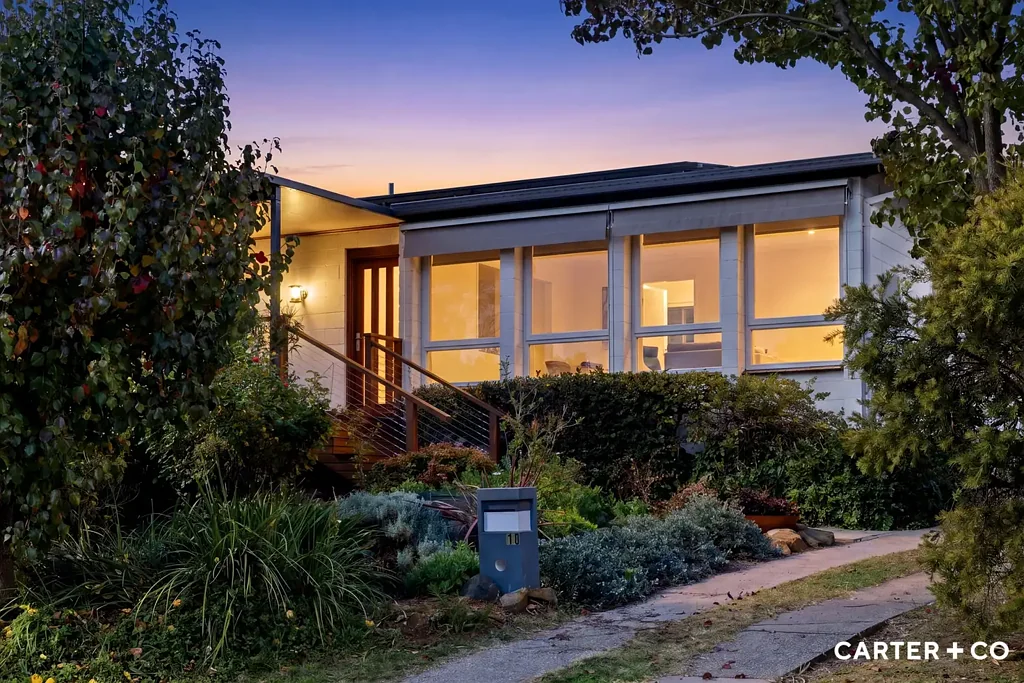 Scullin 4房  Elevated Family Living with Character & Mountain Views