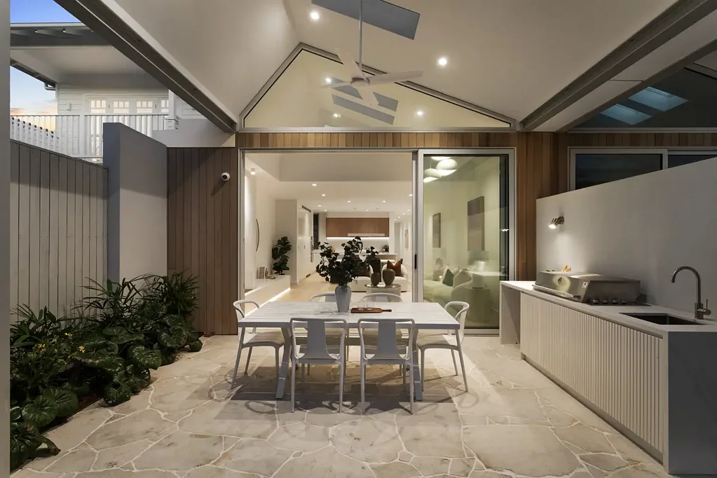 Freshwater 4침실 Striking designer beach house delivering luxury, light and flawless finishes