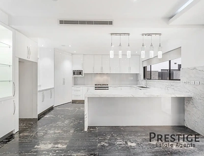 31 Cuthbert Crescent, Edensor Park, NSW 2176, 6 Schlafzimmer, 5 Badezimmer, House