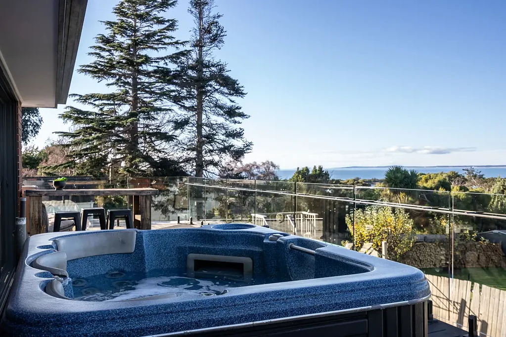 Bridport 4房  Coastal Comfort on 1,459m² - Water Views, Spa & Room to Grow
