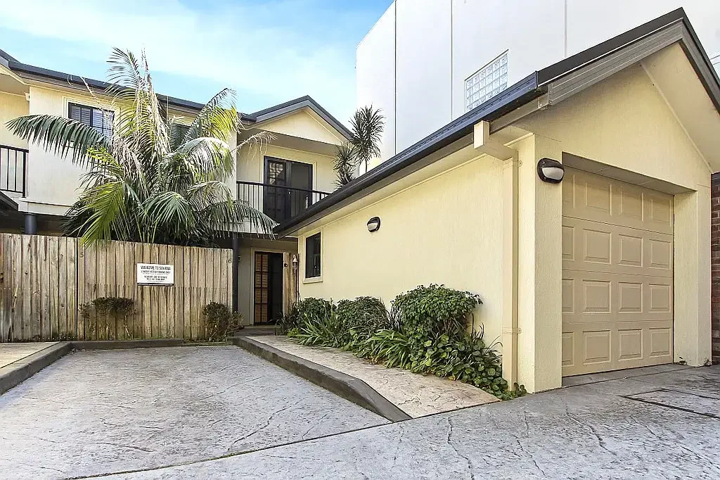 STYLISH INNER-CITY TOWNHOUSE JUST MOMENTS FROM BAR BEACH