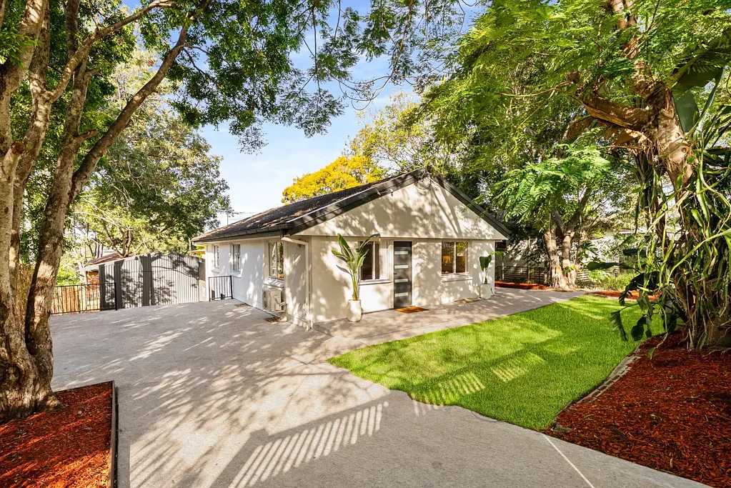 Kingston 4房  Fully Renovated Family Home with Huge Entertaining Deck, Side Access & Large Shed