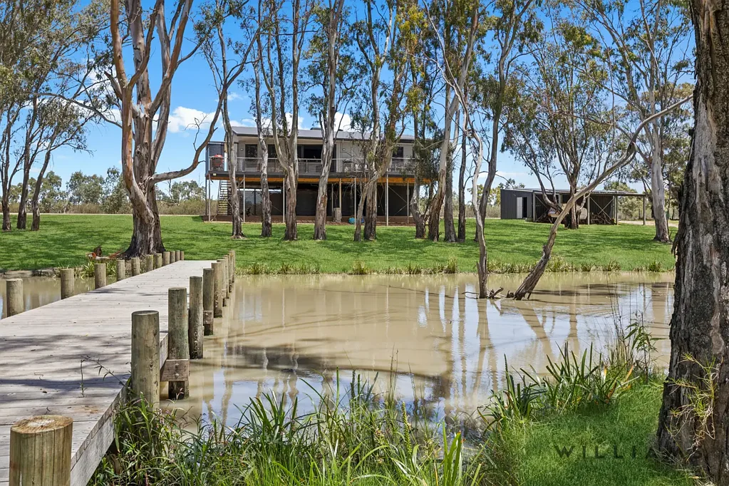 Caurnamont 4침실 ULTIMATE RIVER RETREAT – Freehold 1763sqm C.2021 Kookaburra home, 1hr20 from the Tollgate to elevated luxury, superb garaging, jetty and ski beach