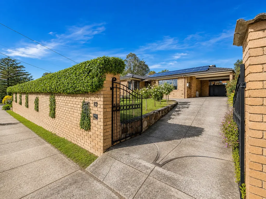 Spacious Family Living with Solar, Multiple Living Zones & Prime Kilsyth Convenience!