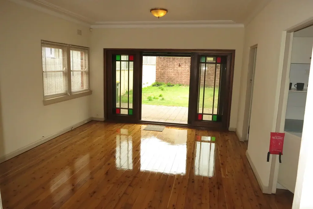 LARGE FREESTANDING FAMILY HOME