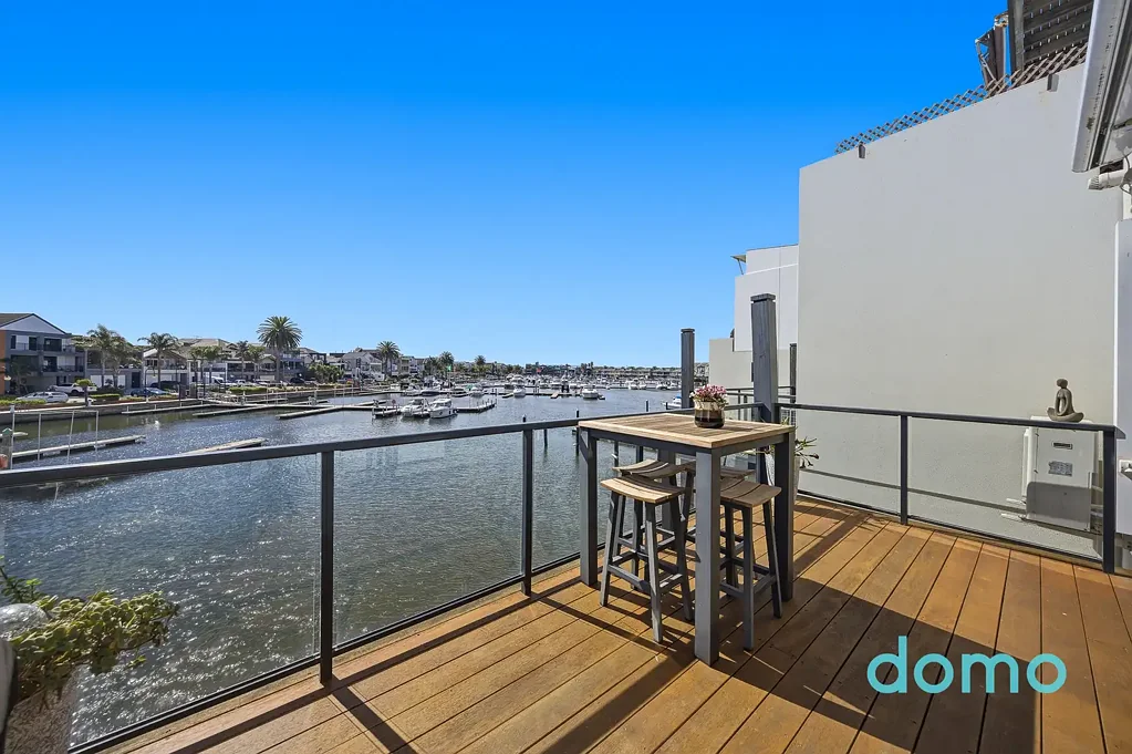 Patterson Lakes 2房 Pier 9滨水瑰宝 精装底楼公寓 奢阔露台 设计师厨房 私享船位 双位车库 采光充沛 安全社区 Waterfront Luxury, Private Mooring & Spectacular Views