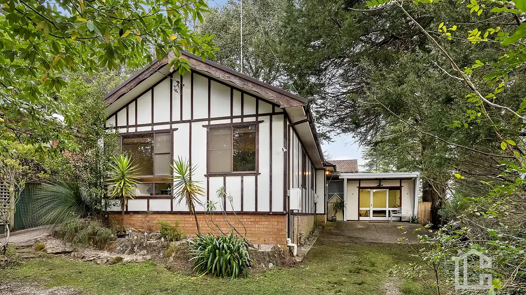 Katoomba 3બેડરૂમ Leafy Privacy Meets Katoomba Convenience - Open homes Thursday 25th June, 3:30 - 3:50pm & Saturday 27th June, 12:30 - 12:50pm.