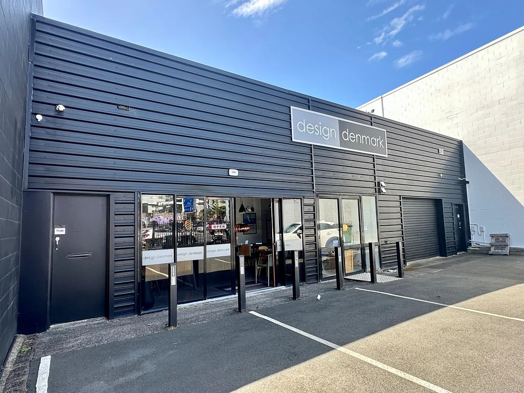 Kingsland Kingsland showroom with roller door access