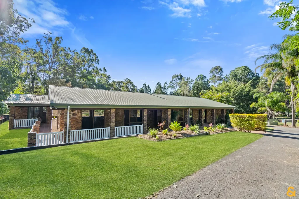 Narangba 'Pine Haven' on Boundary - Grand in Size - Great for Family - Your Own Retreat