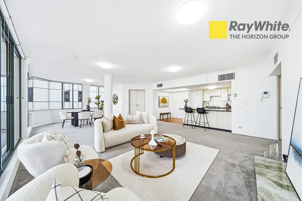North Sydney 3房 东向朝向晨光  宽敞三卧主卧套  罕见双车位车库  步行可达CBDMetro Sunlit East-Facing Apartment with Oversized Living & Double Lock-Up Garage