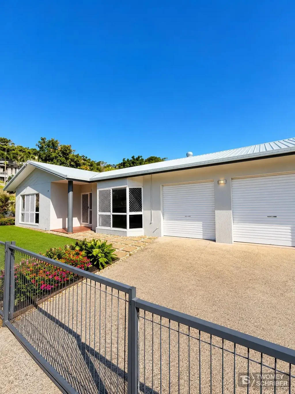 Fresh Family living with Pool, Side Access & Outdoor Entertaining