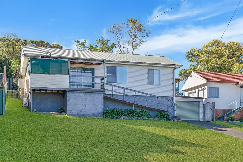 14 Canberra Road, Lake Heights, NSW 2502