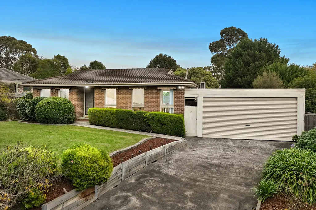 Bayswater North 3Zimmer Elevated Family Living with Ranges Views on 863 Square Metres