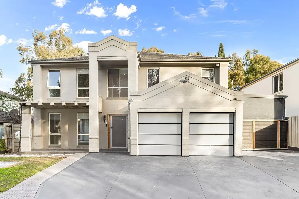 Lidcombe 6房 定制沙岩壁炉 宽阔露台Smeg厨房 五卧水疗主卧 双车库步行便利 Master built oasis with luxury entertaining zones