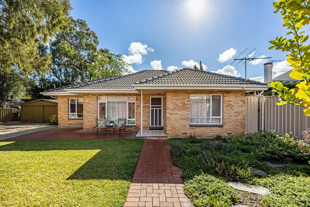 Kingswood 3房  A Wide Slice of Kingswood with a Bright 1960s Home and Bigger Plans at Its Feet