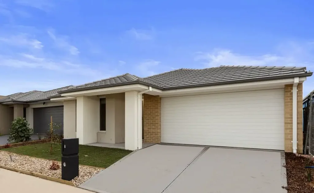 Beautiful Family Home Close to Shopping Centre and Train Station