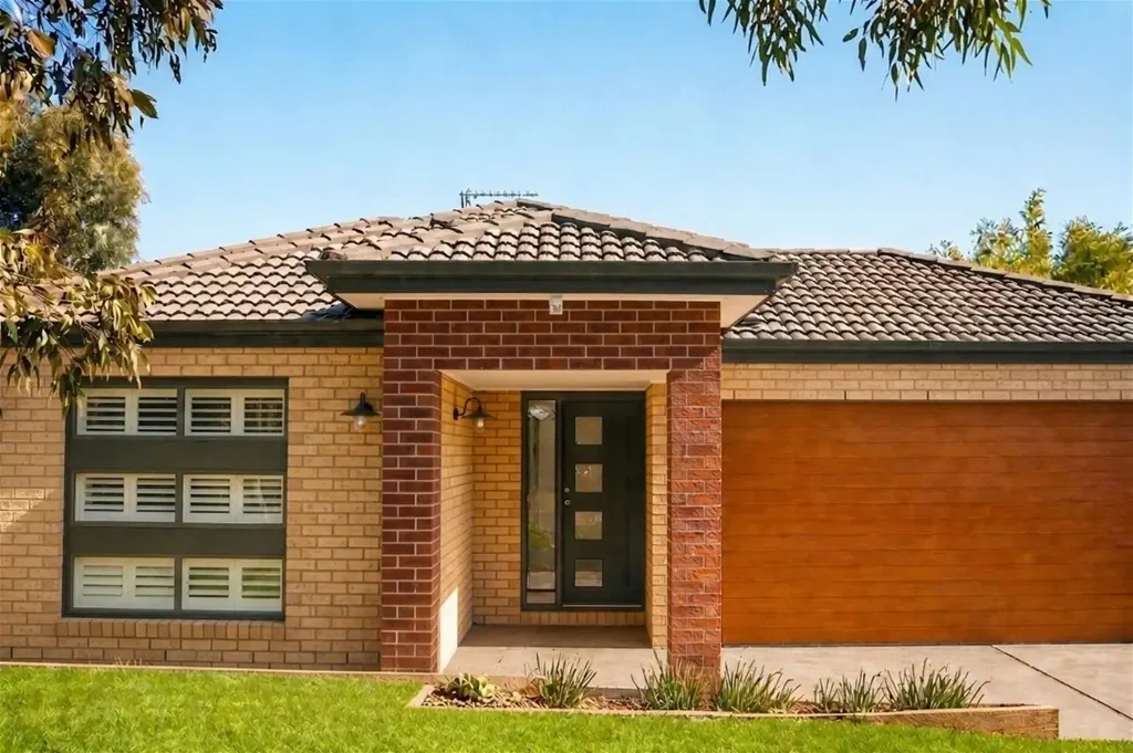 Modern Family Home with library  study close to Primary School