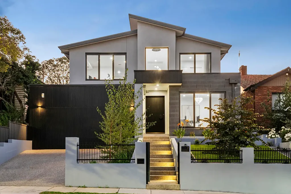 Moonee Ponds 5房 定制五卧五卫住宅，高耸天花板，人字拼花橡木地板，展示性厨房，太阳能游泳池，五个豪华卧室，智能家居，超大双车库，位置完美。 Statement Style, Scale and Poolside Entertaining