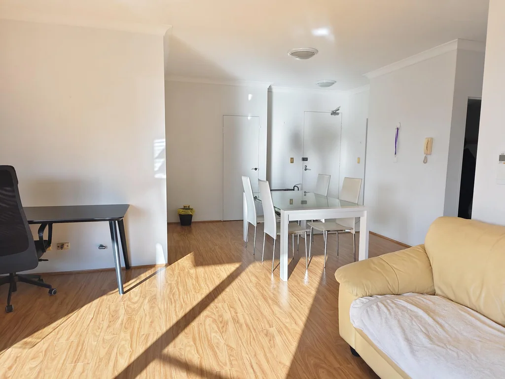 Fully Furnished 2-Bed, 2-Bath Apartment in Rosebery