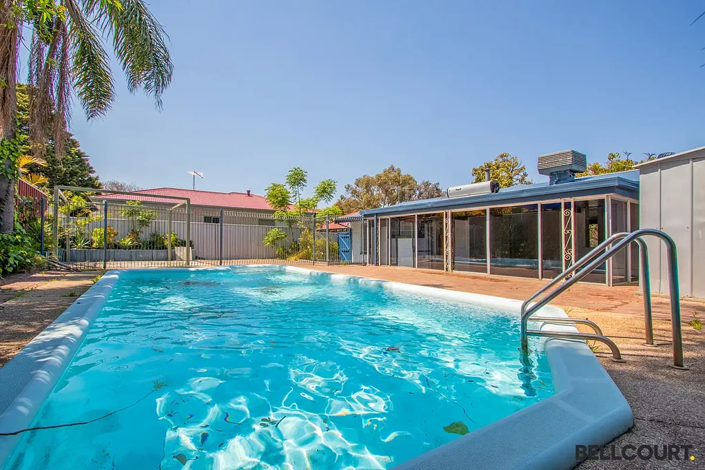 FAMILY HOME WITH POOL