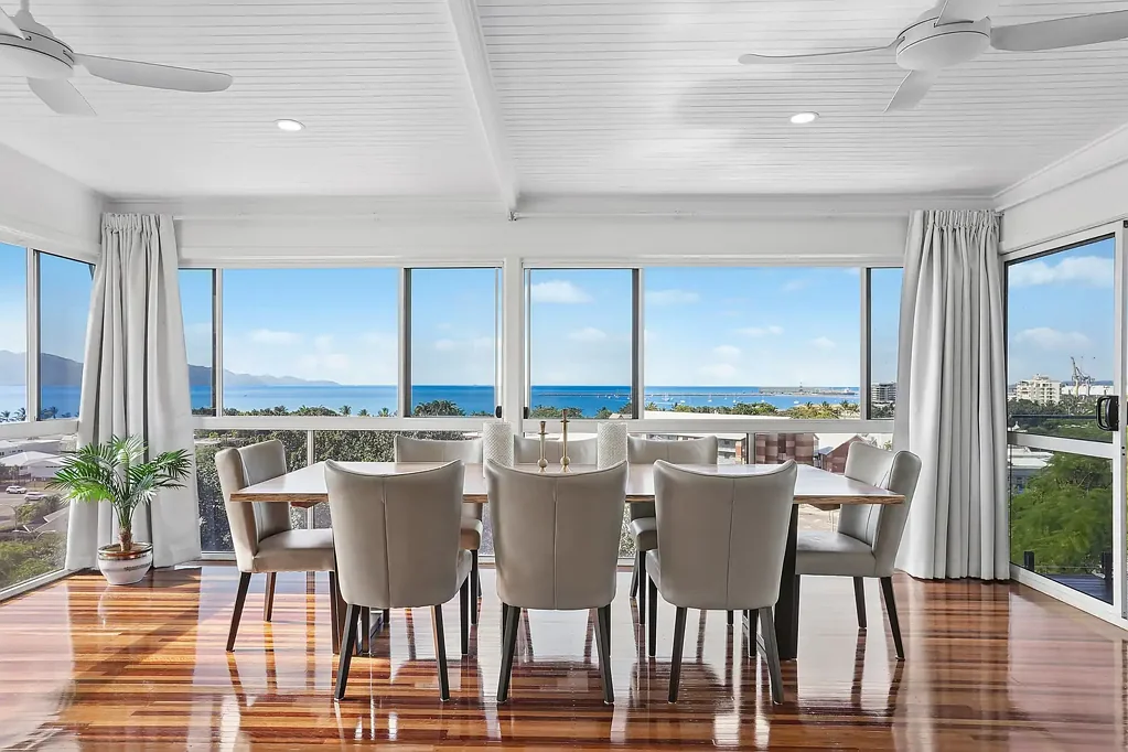 North Ward 4chambre Elevated family living with ocean views